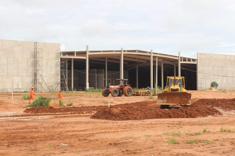 Empreiteira iniciou nesta semana as obras de terraplanagem do lado externo do prédio do shopping. - Danielle Leduc/JPNews