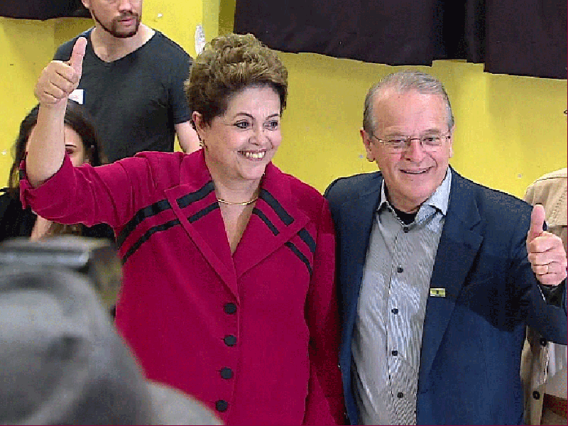 Dilma votou em Porto Alegre e posou para foto ao lado do governador Tarso Genro - Felipe Truda/G1 Dilma votou em Porto Alegre e posou para foto ao lado do governador Tarso Genro - Felipe Truda/G1
