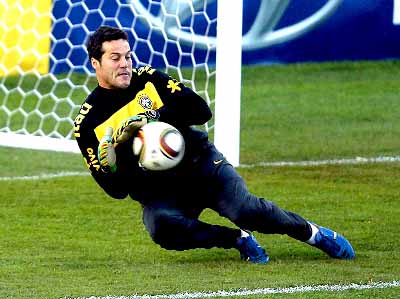 Goleiro Julio Cesar foi o destaque do treino da tarde desta quinta na África - Goleiro Julio Cesar foi o destaque do treino da tarde desta quinta na África -