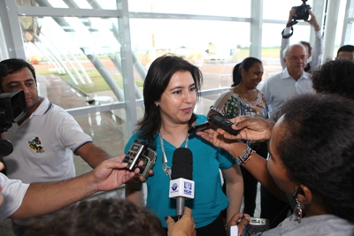 Governadora em exercício no aeroporto -
