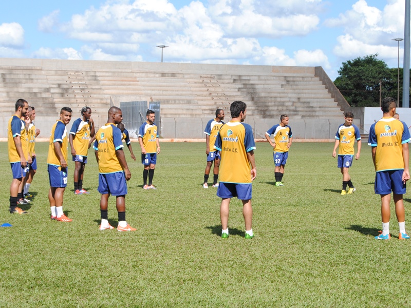 Jogadores treinaram ontem no estádio Madrugadão - Elias Dias/JP