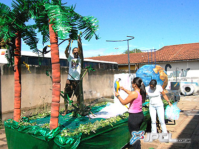 Integrantes da Escola de Samba desmontaram os carros depois que a chuva impediu o desfile -