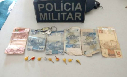 No carro foi localizado nove porções de crack, pesando cinco gramas, além  de dinheirode - Cedida