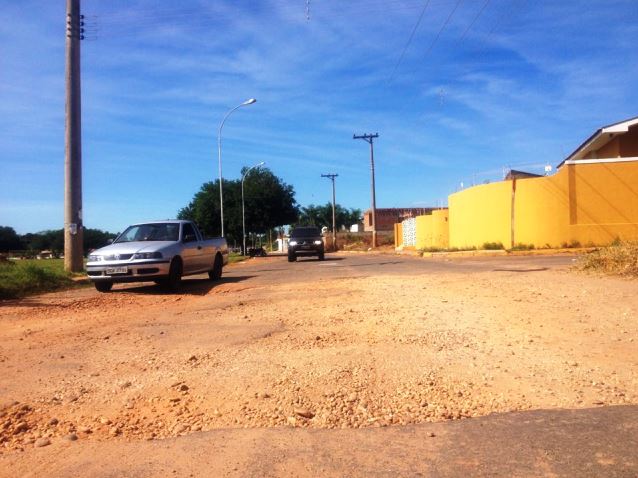 Trecho da avenida Aldair Rosa de Oliveira  está intransitável  - Ana Cristina Santos 