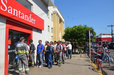 Enorme fila formada por trabalhadores do Consórcio UFN 3 -