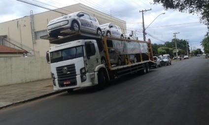 Carreta com carros que serão sorteados dia 11 de janeiro - Edis Carlos/TVC