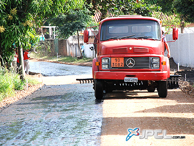 O revestimento de ruas de terra também está sendo realizada em algumas regiões da cidade -
