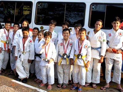 Judocas posam com as medalhas conquistadas em Presidente Prudente -