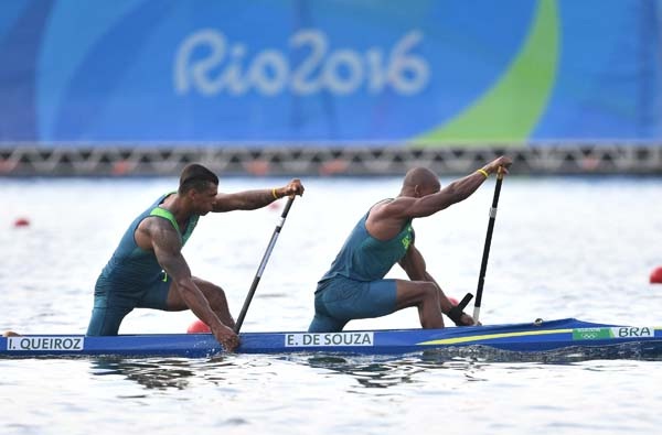 Isaquias Queiroz e Erlon de Souza Silva venceram, na Lagoa Rodrigo de Freitas, a primeira bateria da prova de canoa dupla 1.000m e irão à final amanhã      - Reprodução/Internet