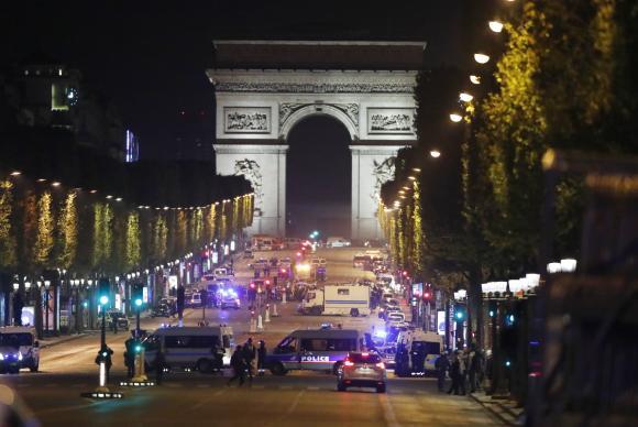 O tiroteio na Champs Élyssés deixou um policial morto e dois feridos - Ian Langsdon/Agência Lusa/EPA