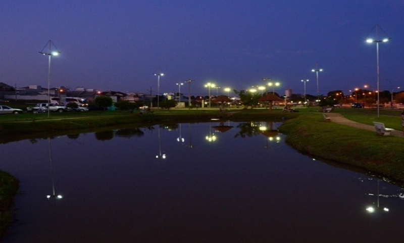 Assaltantes praticam crime no parque Espelho d'Água durante a noite - REPRODUÇÃO 