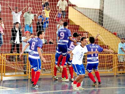 Jogadores de Três Lagoas comemoram após a cobrança do último pênalti - Jogadores de Três Lagoas comemoram após a cobrança do último pênalti -