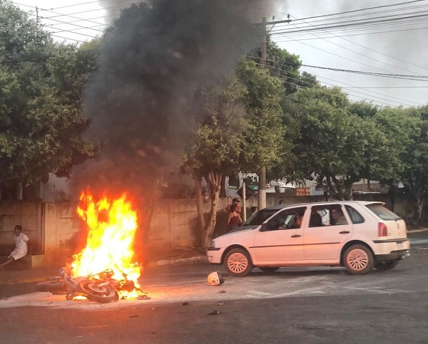 Veículo foi totalmente consumido pelo fogo - Reprodução