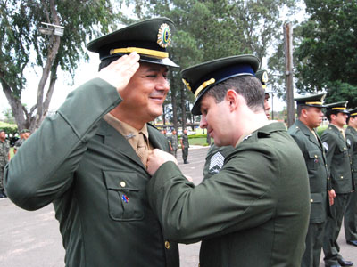 Oficiais recebem medalhas de destaque -