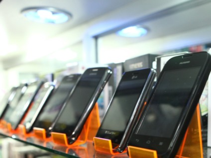 Telefones celulares expostos em loja especializada de Três Lagoas; alterações fazem parte do hábito - Arquivo/JP Telefones celulares expostos em loja especializada de Três Lagoas; alterações fazem parte do hábito - Arquivo/JP