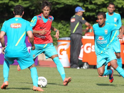 Neymar (centro) entra no time titular -