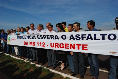 Várias faixas foram espalhadas no local -