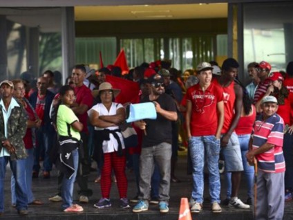 Integrantes dos movimentos dos Trabalhadores Sem Terra (MST), dos Trabalhadores Sem-Teto e dos Atingidos por Barragens ocupam a portaria principal do Ministério da Fazenda, em Brasília  - José Cruz/Agência Brasil