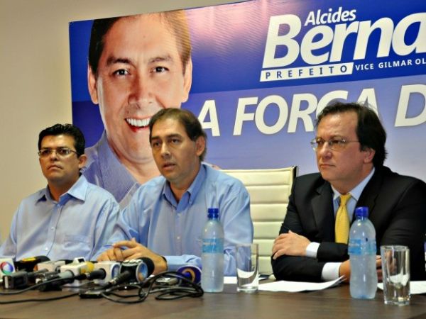 Alcides Bernal com vice Gilmar Olarte (esquerda), e com o presidente da Comissão de Transição, José Luciano de Mattos Dias -