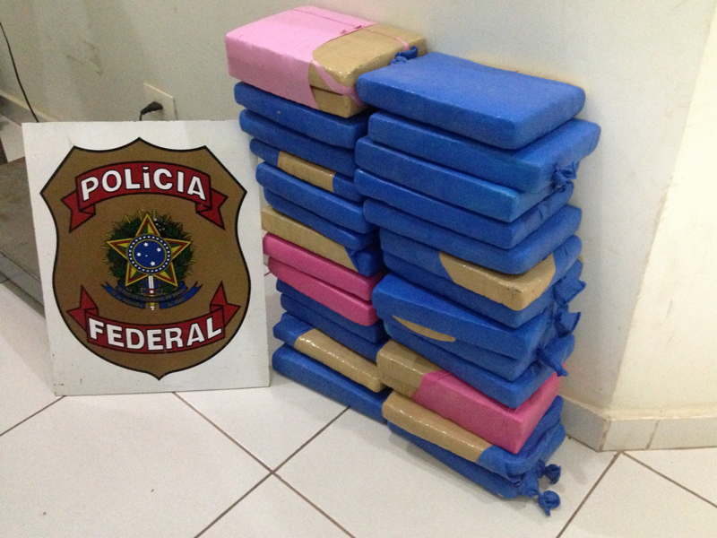 Maconha estava distribuída em 28 tabletes no interior de duas malas  - Polícia Federal