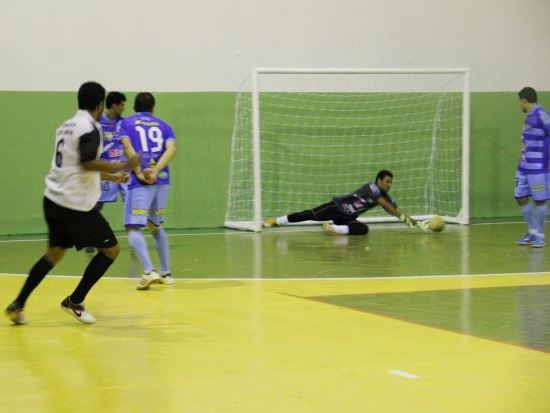 Disputa pelo título do Campeonato de Férias de Futsal tem tornado as partidas acirradas em Brasilândia. - ASCOM