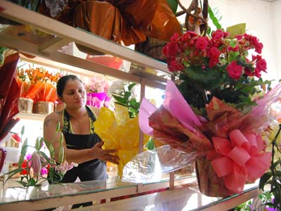Floristas preparam arranjos na floricultura Verde Flora - Floristas preparam arranjos na floricultura Verde Flora -