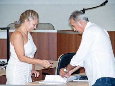 Secretário de Finanças entrega documento a vereadora Marisa Rocha -