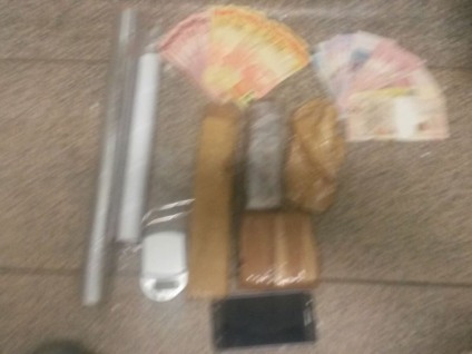 Policiais encontraram 1,8 quilo de maconha enterrado - Divulgação/SIG