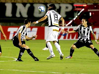 Loco Abreu (centro) disputa jogada durante empate desta quarta - Loco Abreu (centro) disputa jogada durante empate desta quarta -