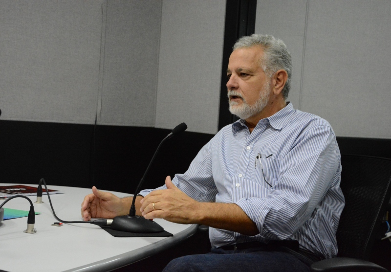 Analista político Tércio Albuquerque em entrevista nos estúdios da CBN em Campo Grande - Jade Amorim