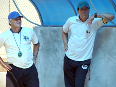 O técnico Amarildo de Carvalho conversa com o preparador físico -