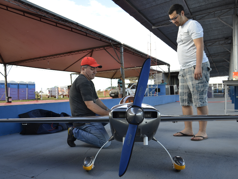 Cerca de 100 pilotos dos grandes ases do aeromodelismo brasileiro estão presentes - Laila Rebecca/JP