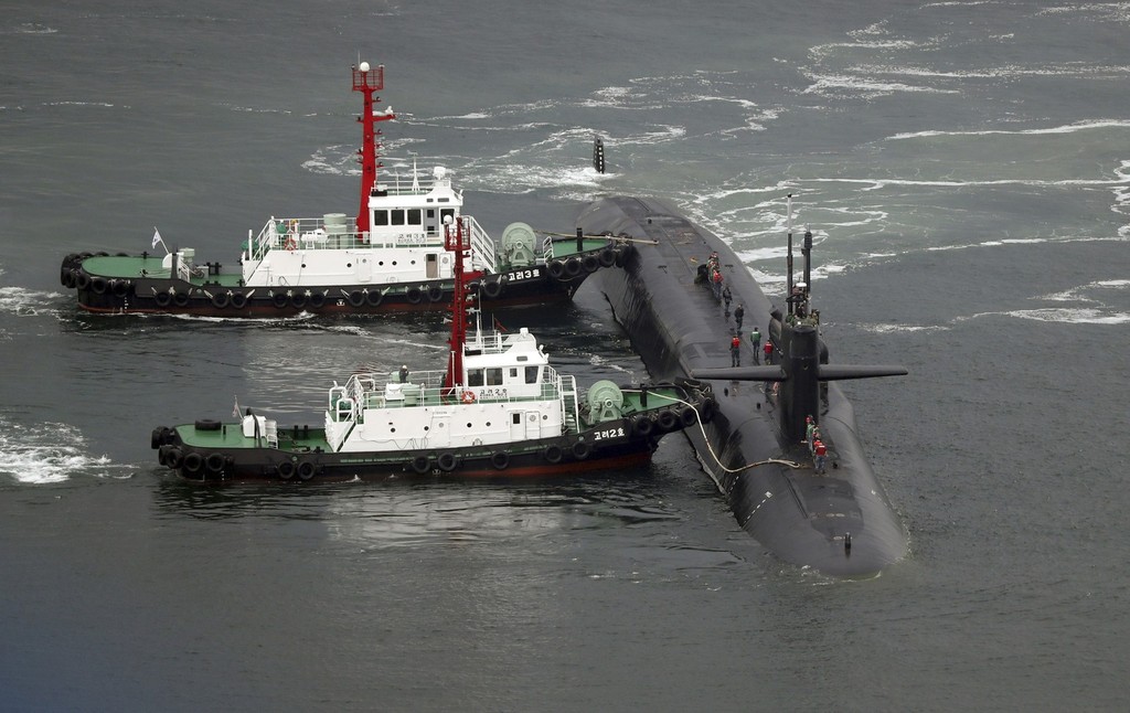 Submarino USS Michigan é reabastecido nesta terça-feira (25) no porto de Busan, na Coreia do Sul - Jo Jung-ho/Yonhap via AP