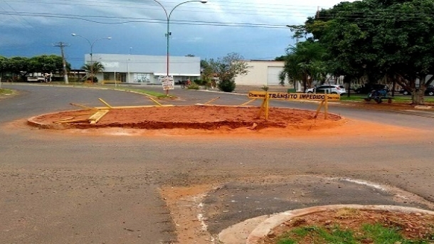 Rotatória construída na avenida coronel Gustavo Rodrigues - Leonardo Guimarães/JP