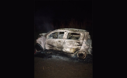 Após a colisão o carro pegou fogo - Divulgação/5ºGBM Após a colisão o carro pegou fogo - Divulgação/5ºGBM