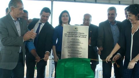 Autoridades descerram placa de inauguração da ponte rodoviária sobre o rio Paraná   - Reprodução/TVC