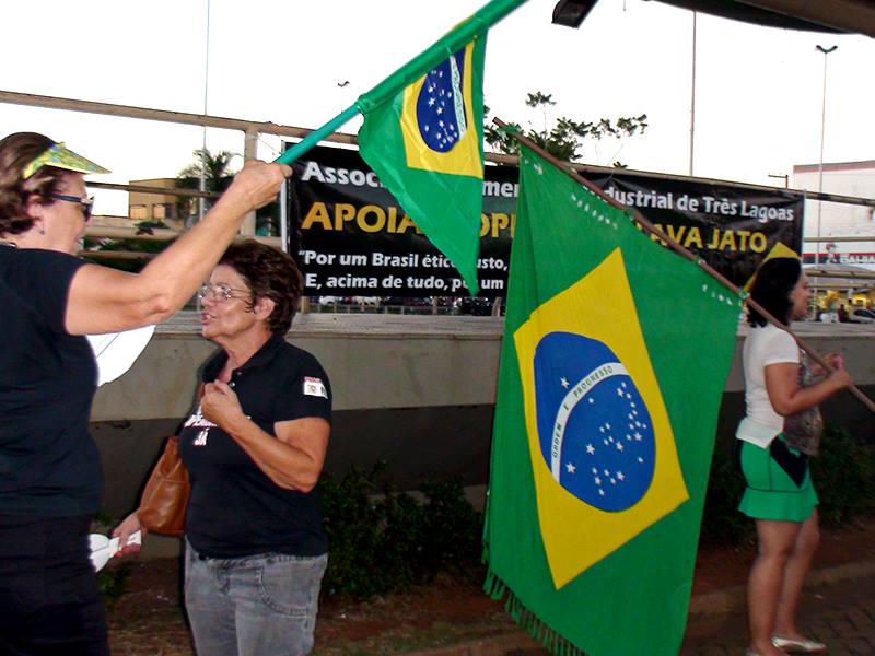 Grupo de moradores se reuniu na praça, localizada no Centro da cidade - Valdecir Cremon/TVC