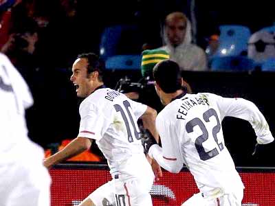 Donovan corre para comemorar o gol da classificação nos acréscimos -