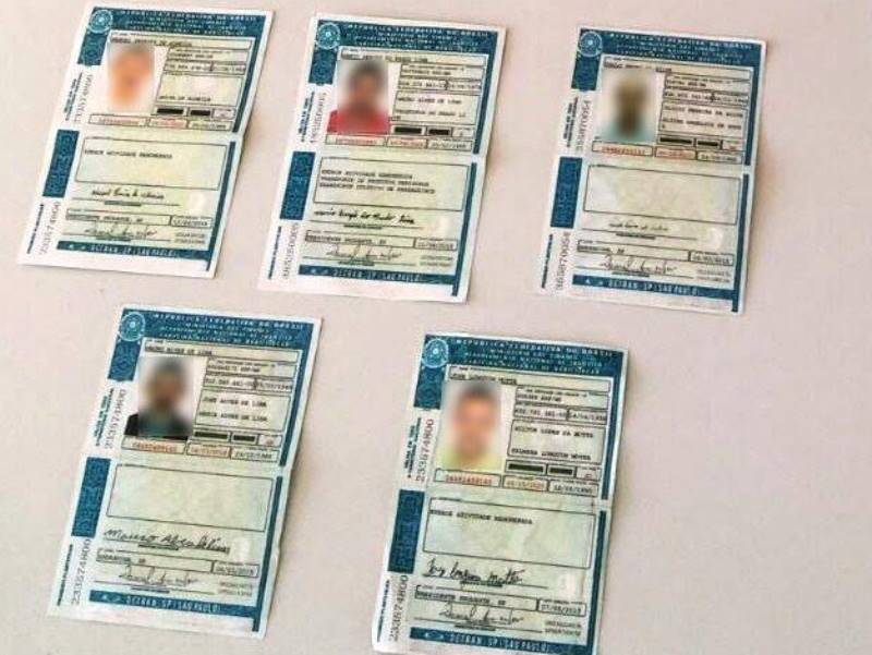 Documentos falsificados estava com três pessoas que ocupavam carros diferentes - Divulgação/PRF