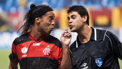 Ronaldinho abriu o placar, mas foi expulso ainda no primeiro tempo -
