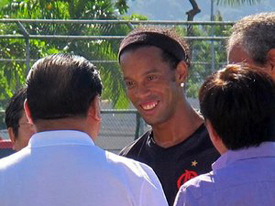 Ronaldinho deixa o treino sorrindo na Gávea -