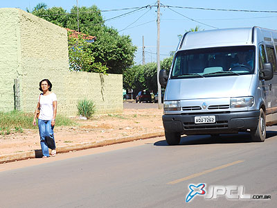 Quando não são entulhos, o matagal atrapalha a passagem e coloca pedestre em risco -