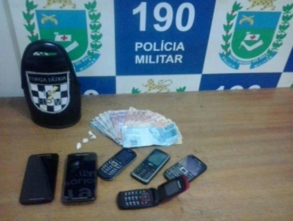 Policiais encontraram dinheiro, aparelhos de celular e drogas com o suspeito de ter participado do assalto - Talita Matsushita
