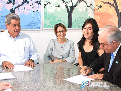 Prefeita Simone Tebet acompanhou entrega da licença ambiental ao presidente da VCP, José Luciano Duarte Penido -