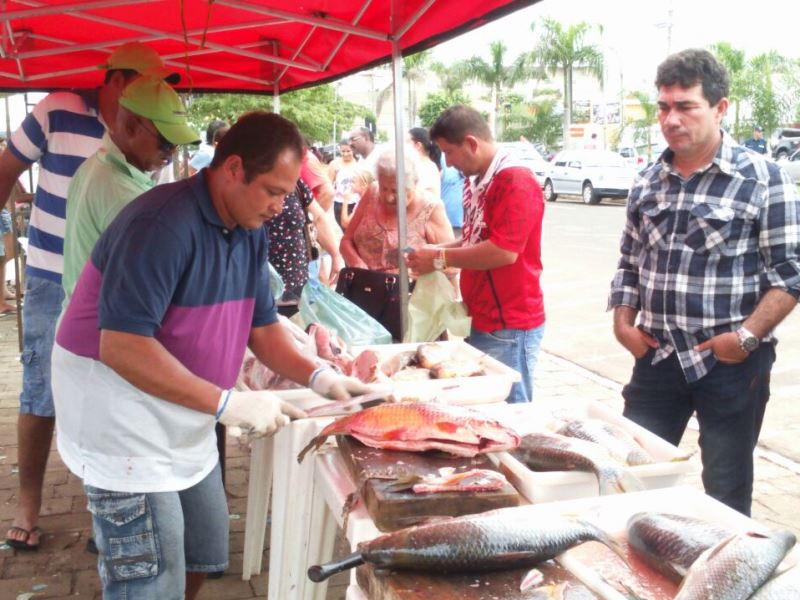 Feira do Peixe aconteceu na avenida Rosário Congro - Elias Dias/JP