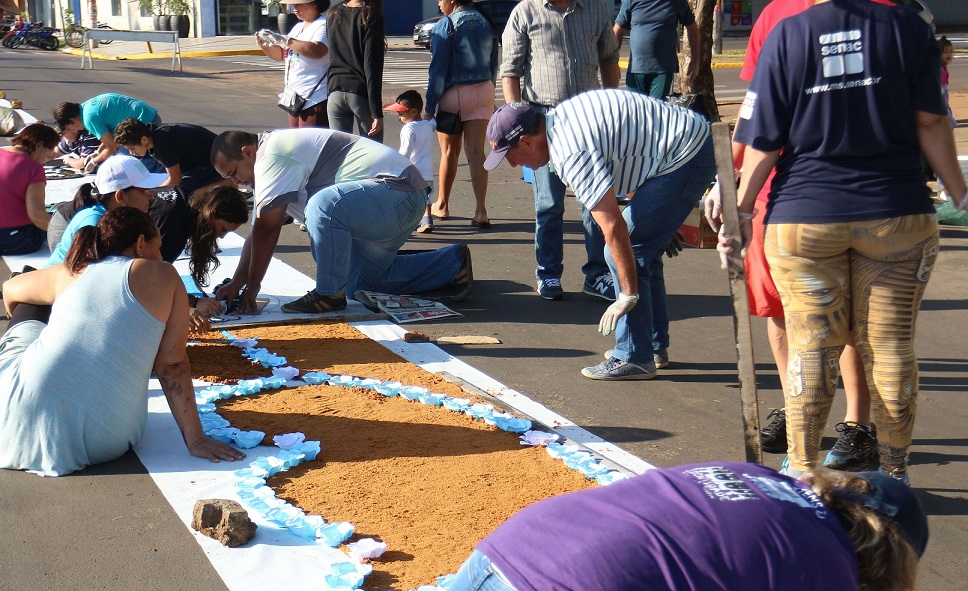 Desde às 6h desta quinta-feira, fiéis de cinco paróquias se reuniram para confeccionar um tapete de cores - Steffany Pincela/JPNEWS