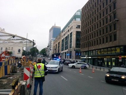 Bombeiros e policiais em atuação no centro comercial que foi evacuado em Bruxelas, após ameaça de bomba - Twitter/Seppe Knapen