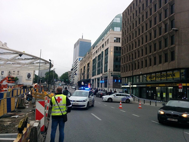 Bombeiros e policiais em atuação no centro comercial que foi evacuado em Bruxelas, após ameaça de bomba - Twitter/Seppe Knapen