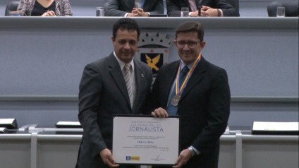 Otávio Neto, gerente de jornalismo do Grupo RCN, recebeu a homenagem do vereador Cazuza. - Reprodução/TVC