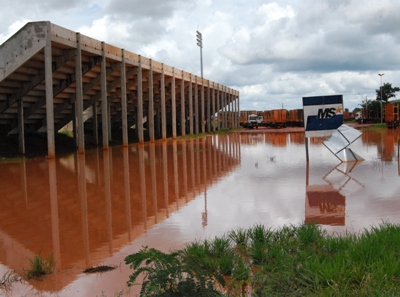Água de chuva fica acumulada atrás do Madrugadão -